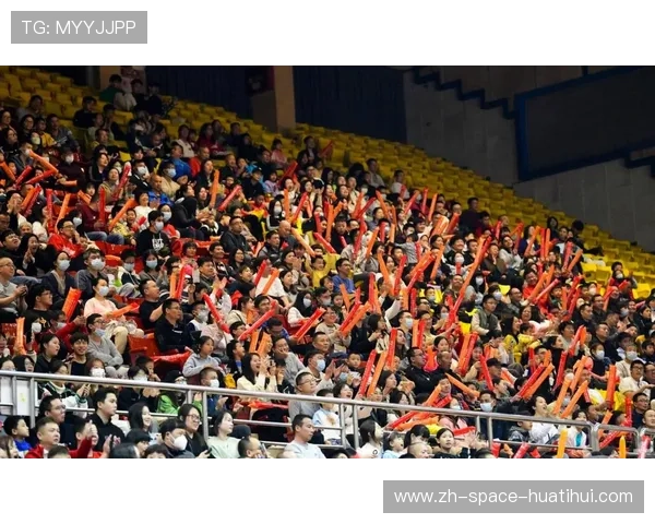 球迷自制助威标语，青岛主场氛围热烈彰显体育文化